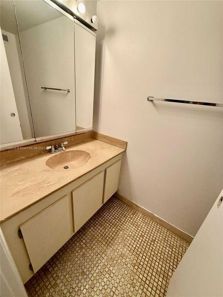 Small Image of 2500 PARKVIEW DR #1909, Hallandale Beach Number 7