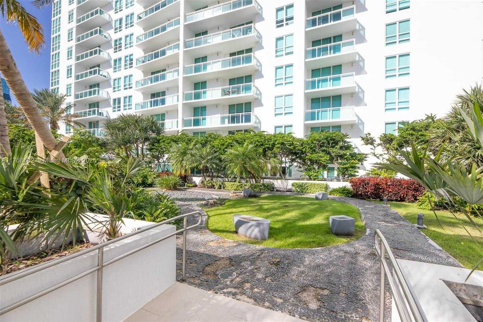Small Image of 951 Brickell Ave, Miami, FL 33131, USA Number 3
