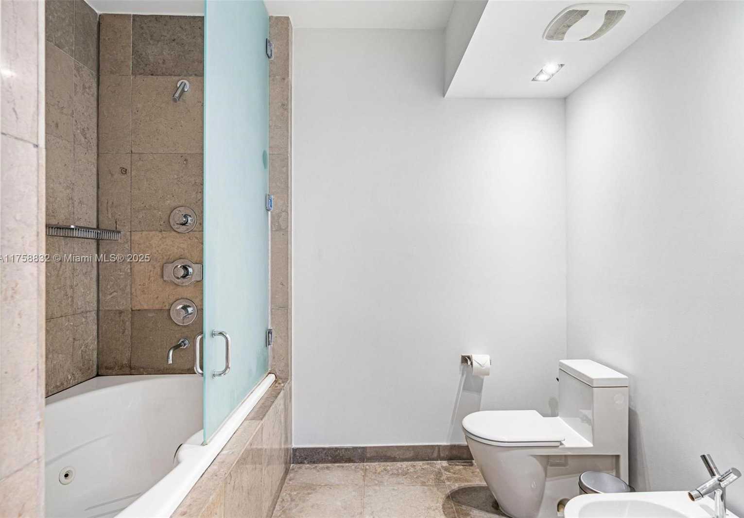 Small Image of 450 ALTON RD #1508, Miami Beach Number 17