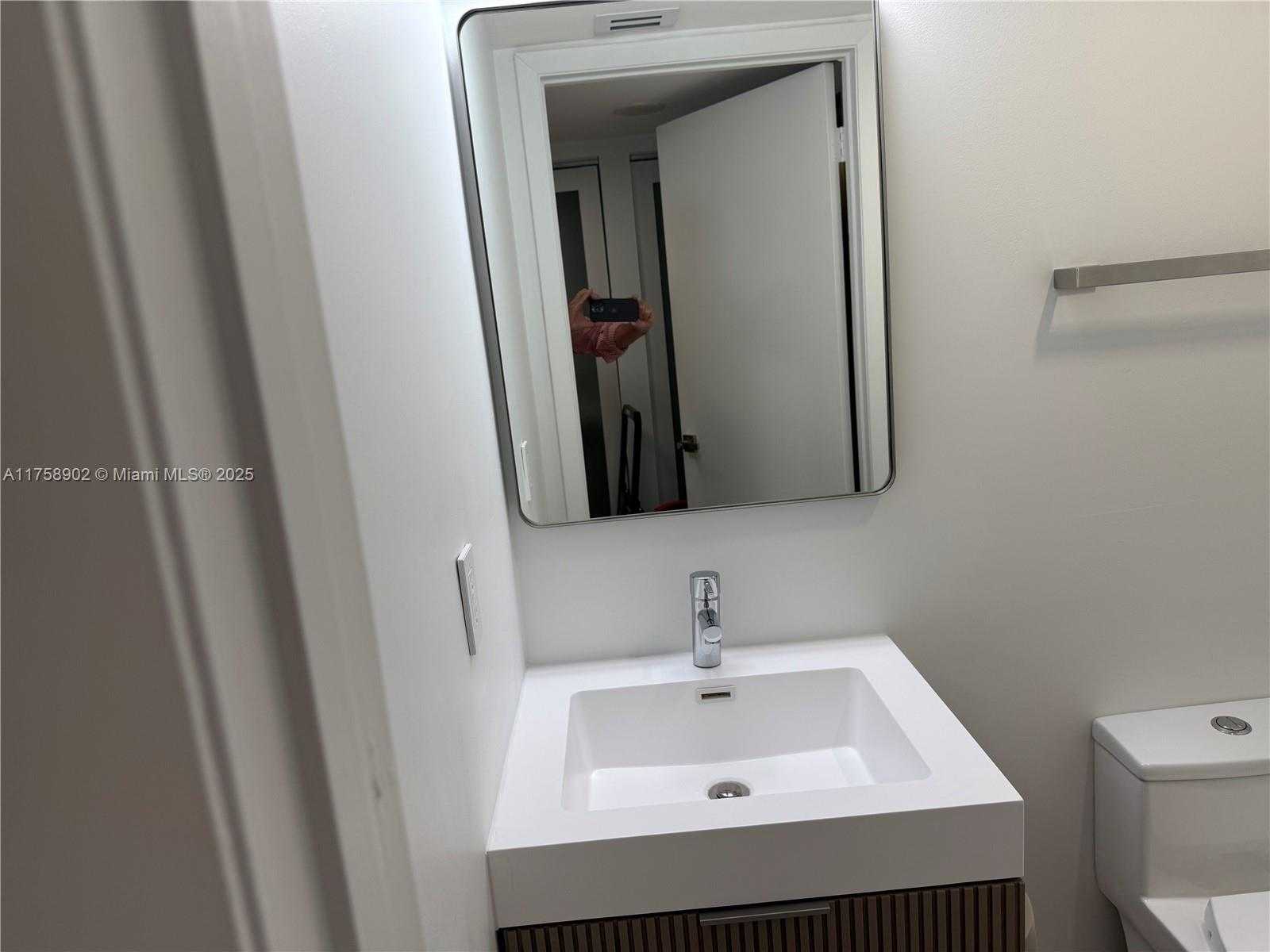 Small Image of 540 BRICKELL KEY DR #410, Miami Number 16