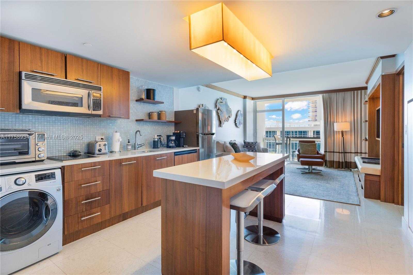 Small Image of 6801 COLLINS AVE #610 DOOR #612, Miami Beach Number 5