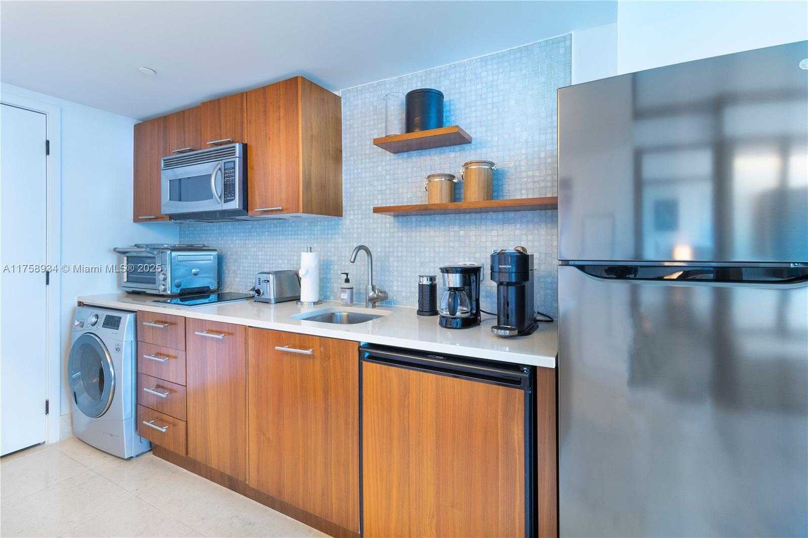 Small Image of 6801 COLLINS AVE #610 DOOR #612, Miami Beach Number 7