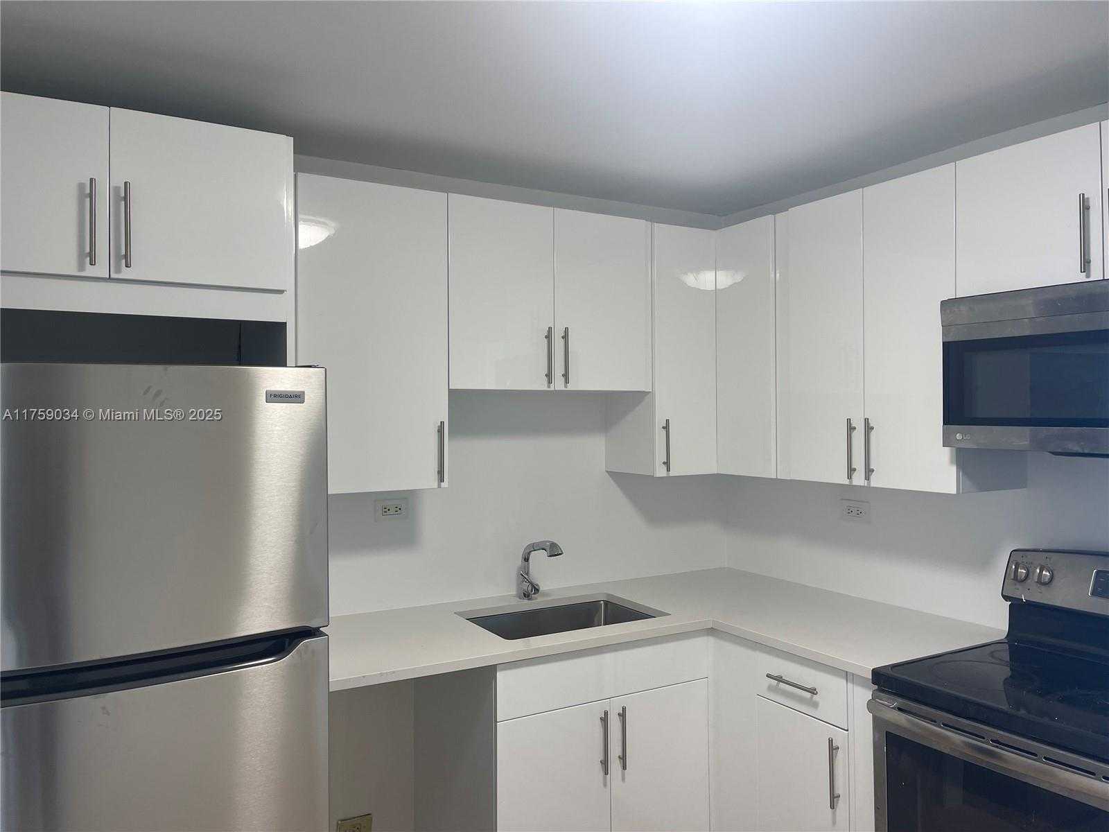 Small Image of 5555 COLLINS AVE #16K, Miami Beach Number 16