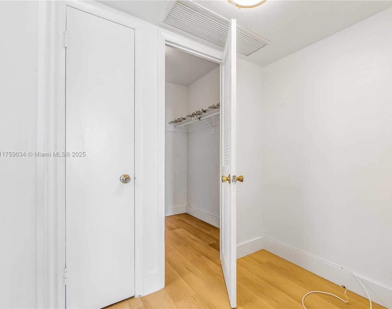 Small Image of 5555 COLLINS AVE #16K, Miami Beach Number 23