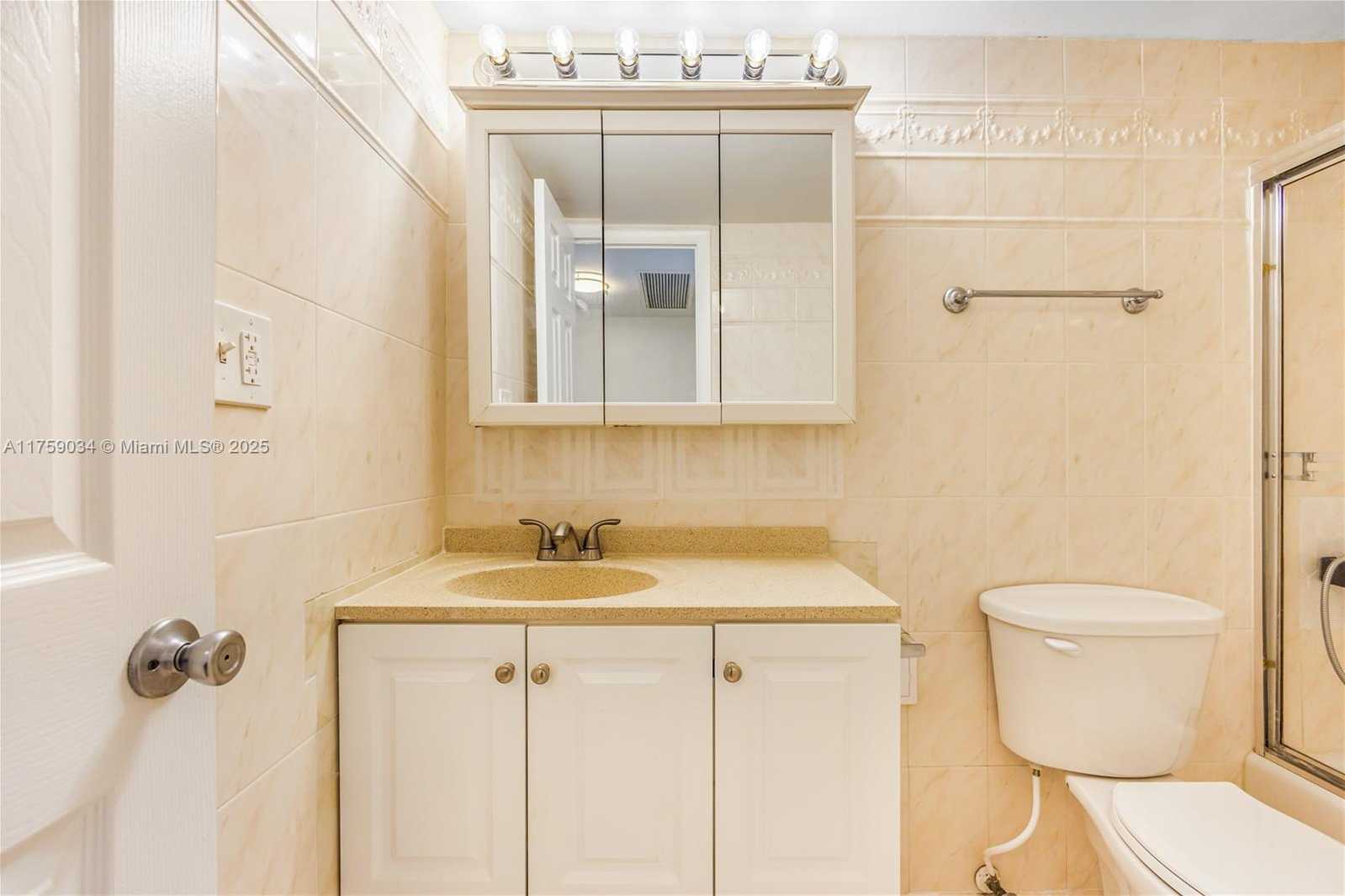 Small Image of 5555 COLLINS AVE #16K, Miami Beach Number 24