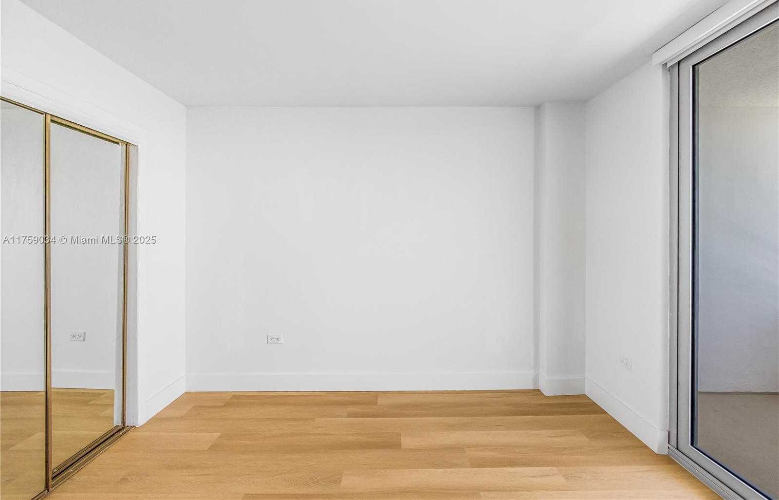 Small Image of 5555 COLLINS AVE #16K, Miami Beach Number 30