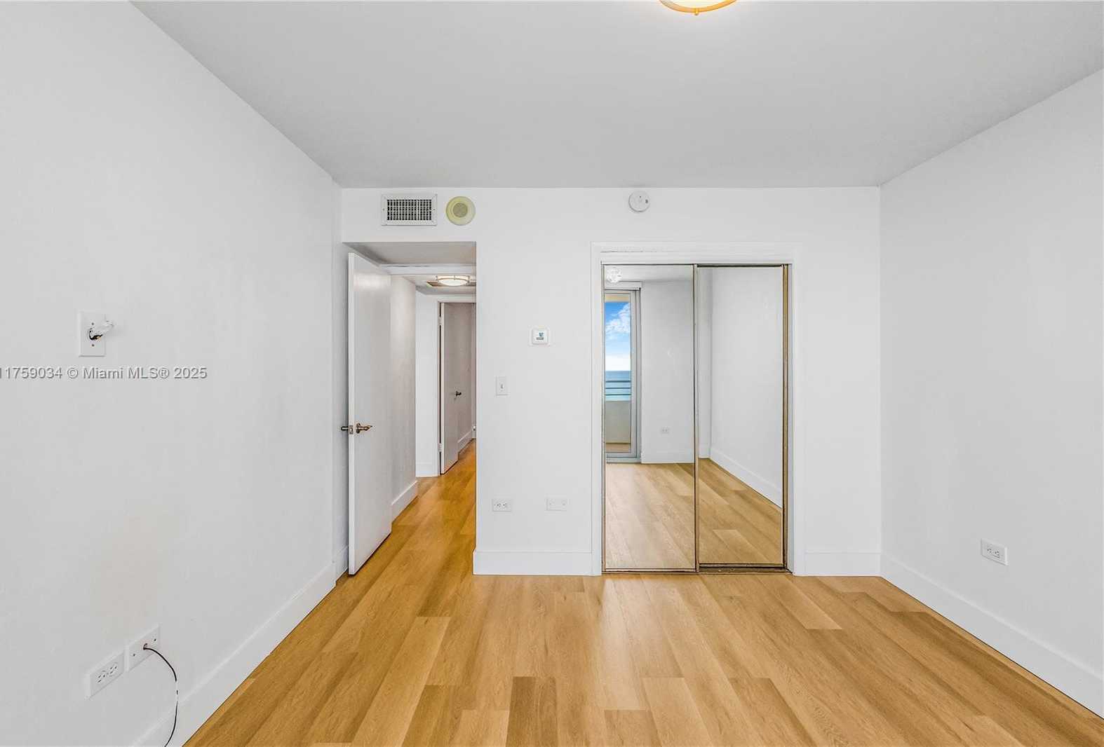 Small Image of 5555 COLLINS AVE #16K, Miami Beach Number 31
