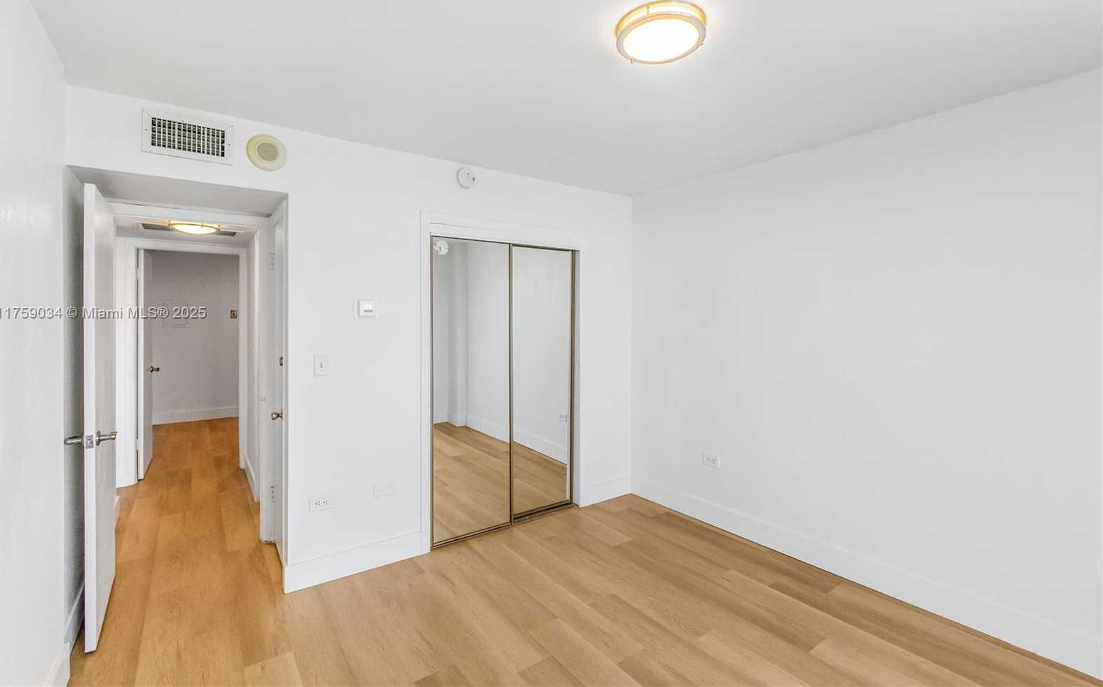 Small Image of 5555 COLLINS AVE #16K, Miami Beach Number 32