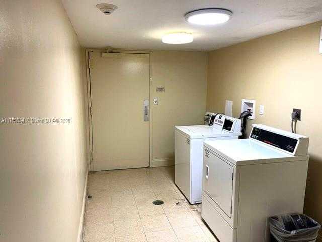 Small Image of 5555 COLLINS AVE #16K, Miami Beach Number 41