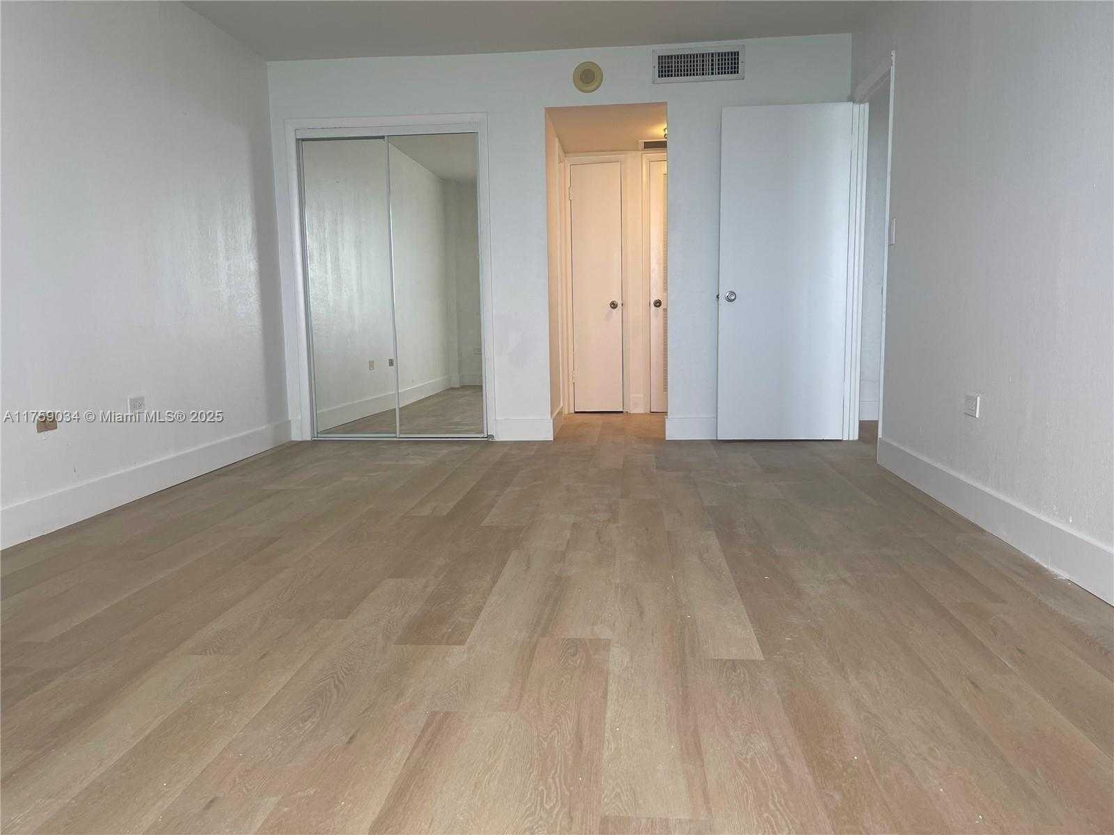 Small Image of 5555 COLLINS AVE #16K, Miami Beach Number 8