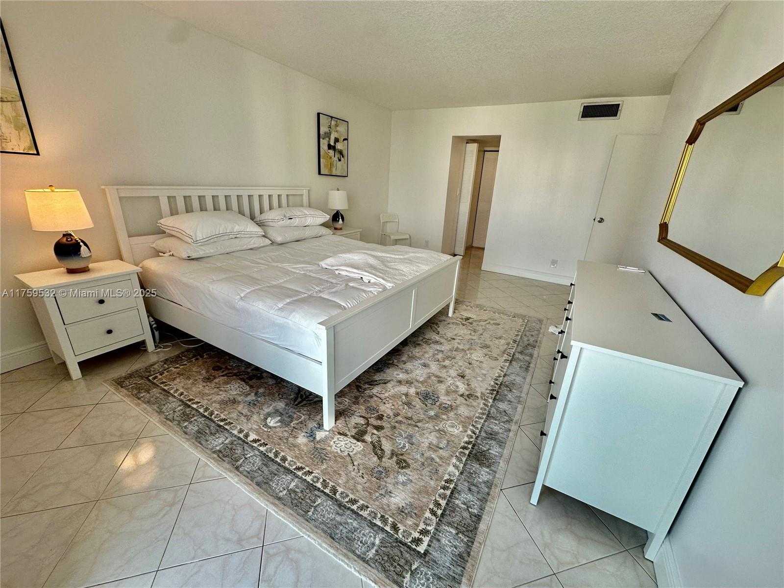 Small Image of 100 BAYVIEW DR #1504, Sunny Isles Beach Number 10