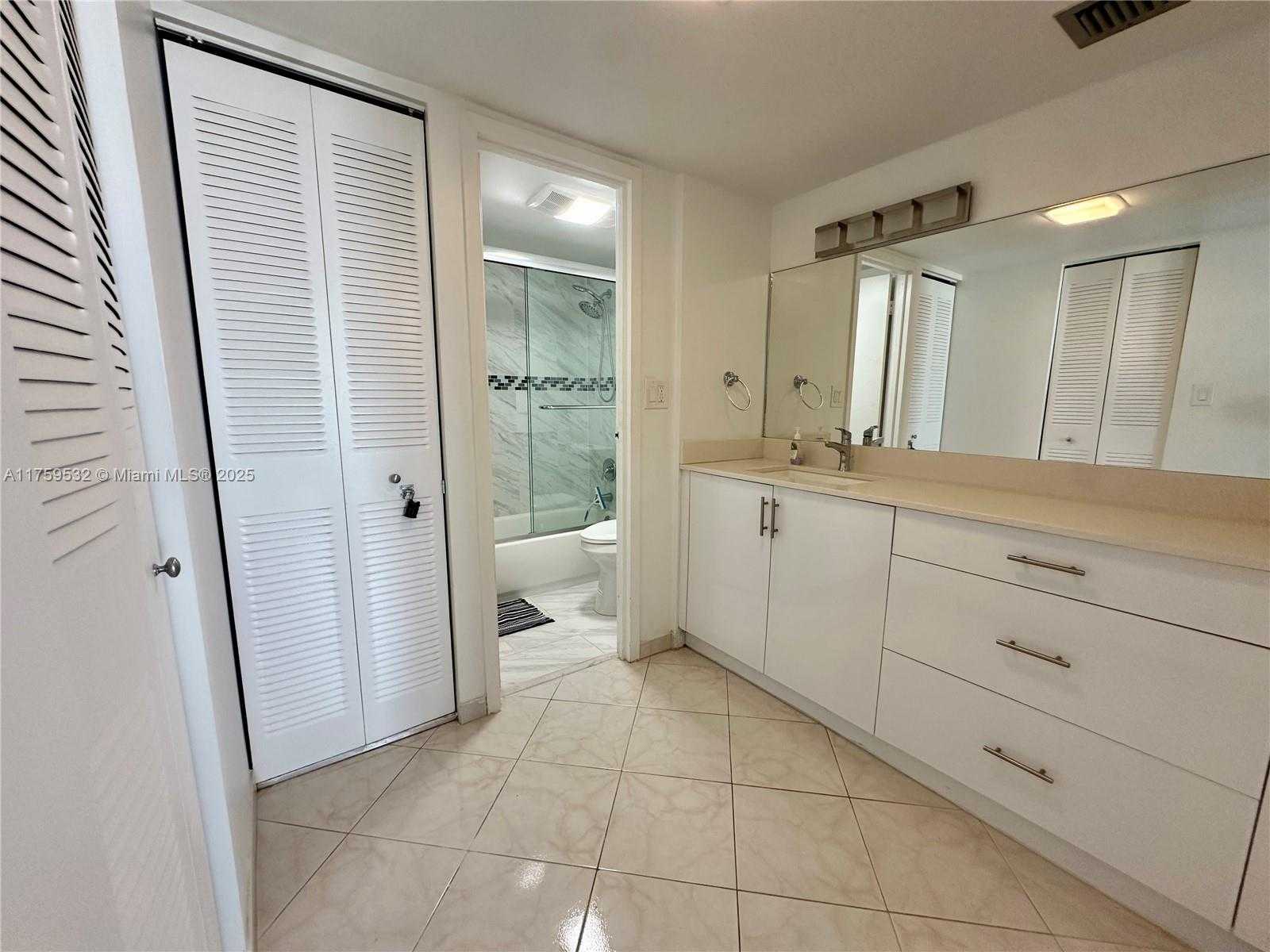 Small Image of 100 BAYVIEW DR #1504, Sunny Isles Beach Number 11