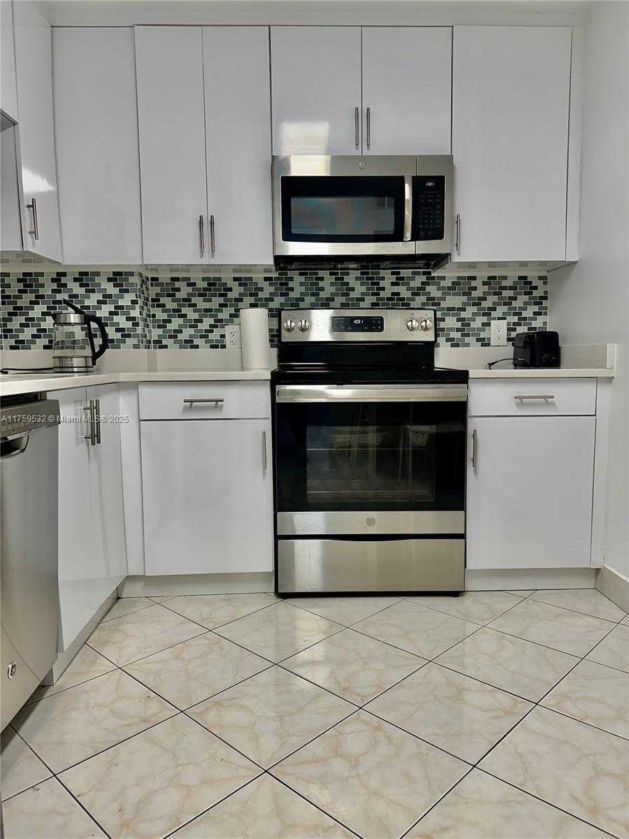 Small Image of 100 BAYVIEW DR #1504, Sunny Isles Beach Number 13