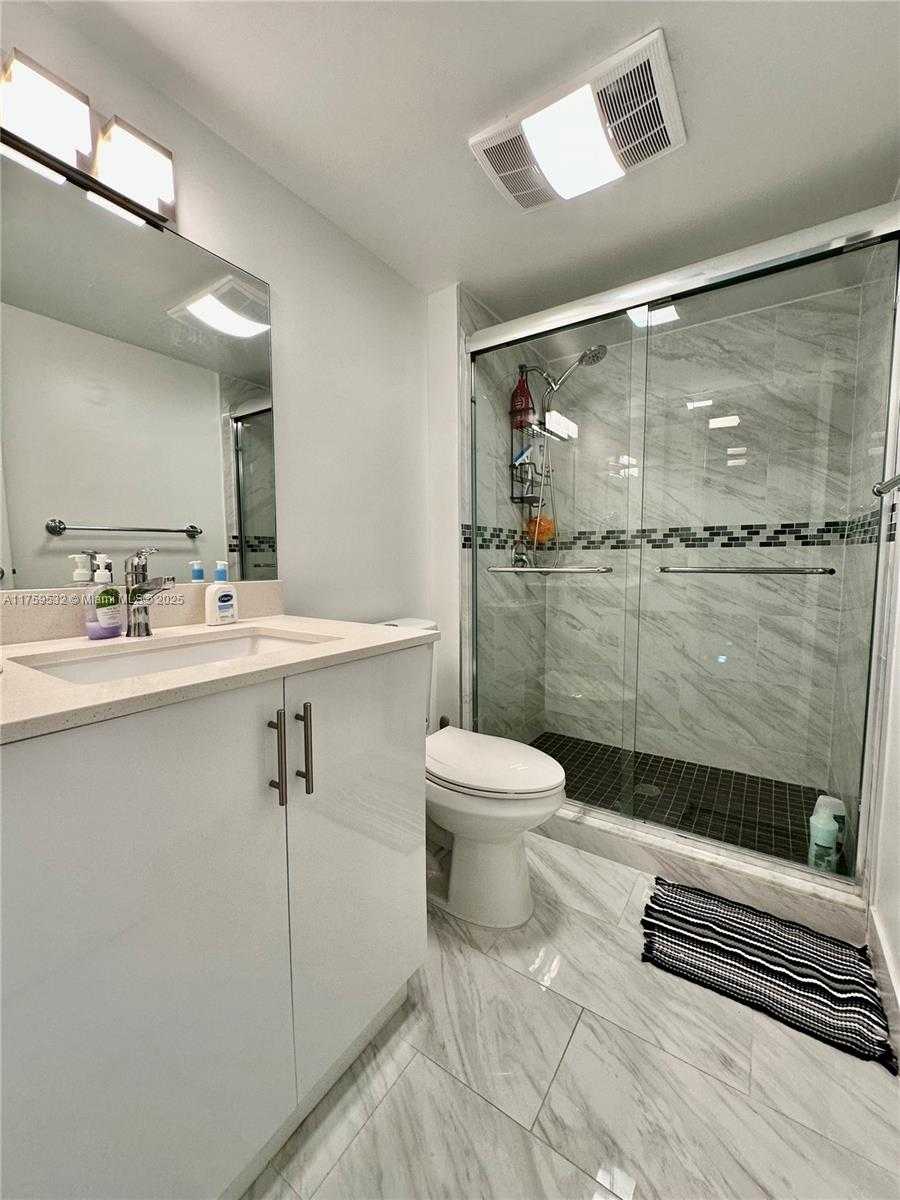 Small Image of 100 BAYVIEW DR #1504, Sunny Isles Beach Number 17