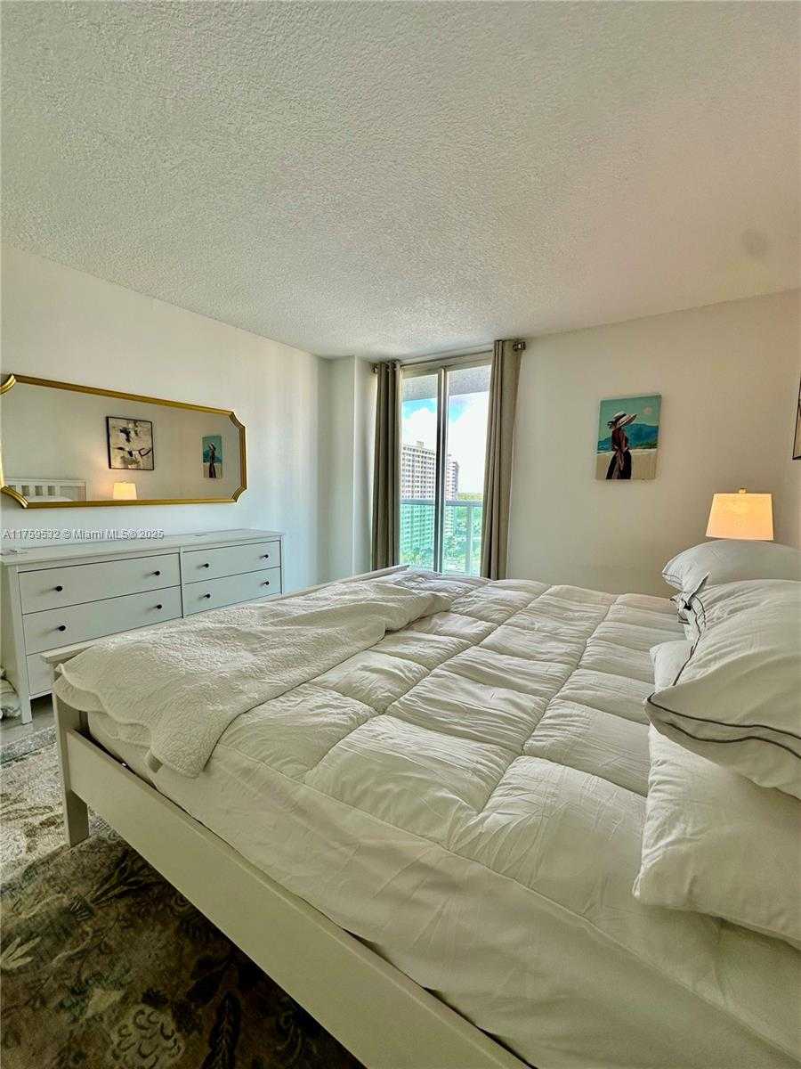 Small Image of 100 BAYVIEW DR #1504, Sunny Isles Beach Number 9