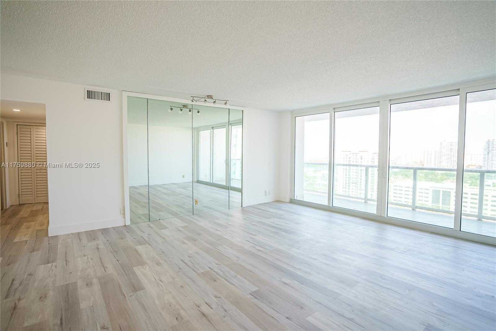 Small Image of 100 BAYVIEW DR #2028, Sunny Isles Beach Number 11