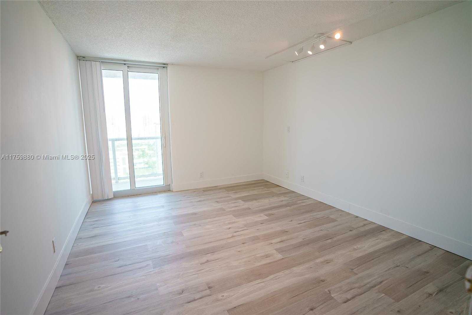 Small Image of 100 BAYVIEW DR #2028, Sunny Isles Beach Number 15