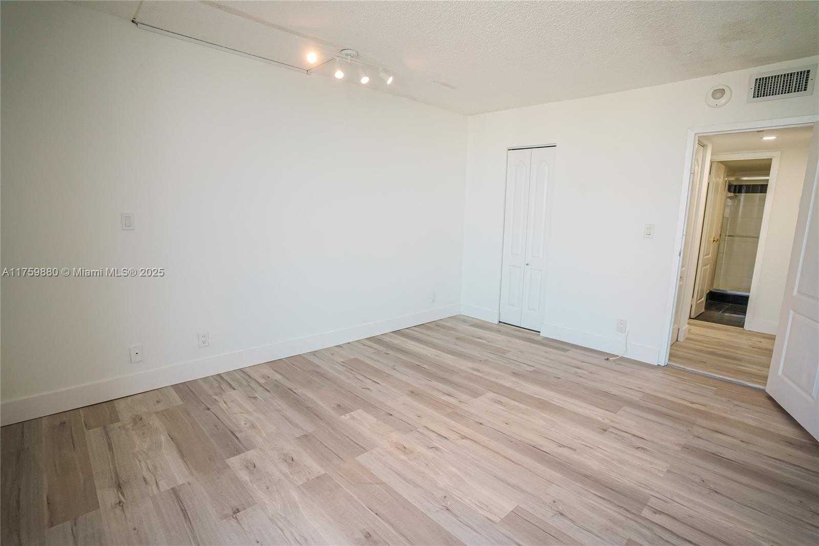 Small Image of 100 BAYVIEW DR #2028, Sunny Isles Beach Number 16
