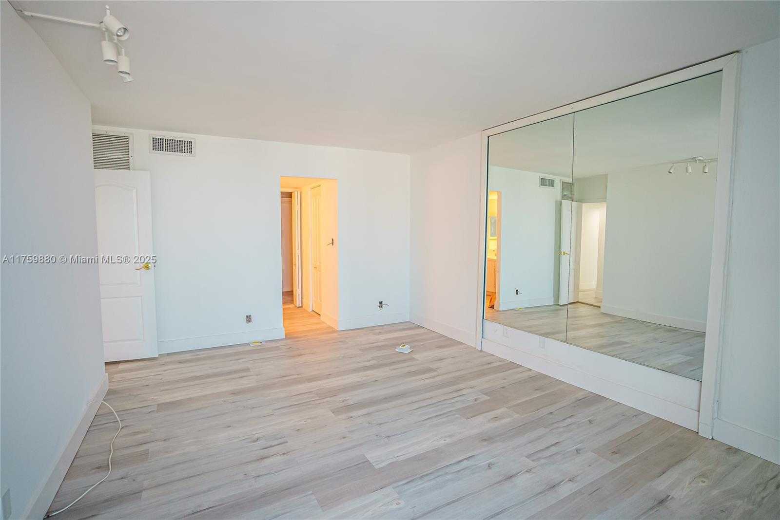 Small Image of 100 BAYVIEW DR #2028, Sunny Isles Beach Number 17