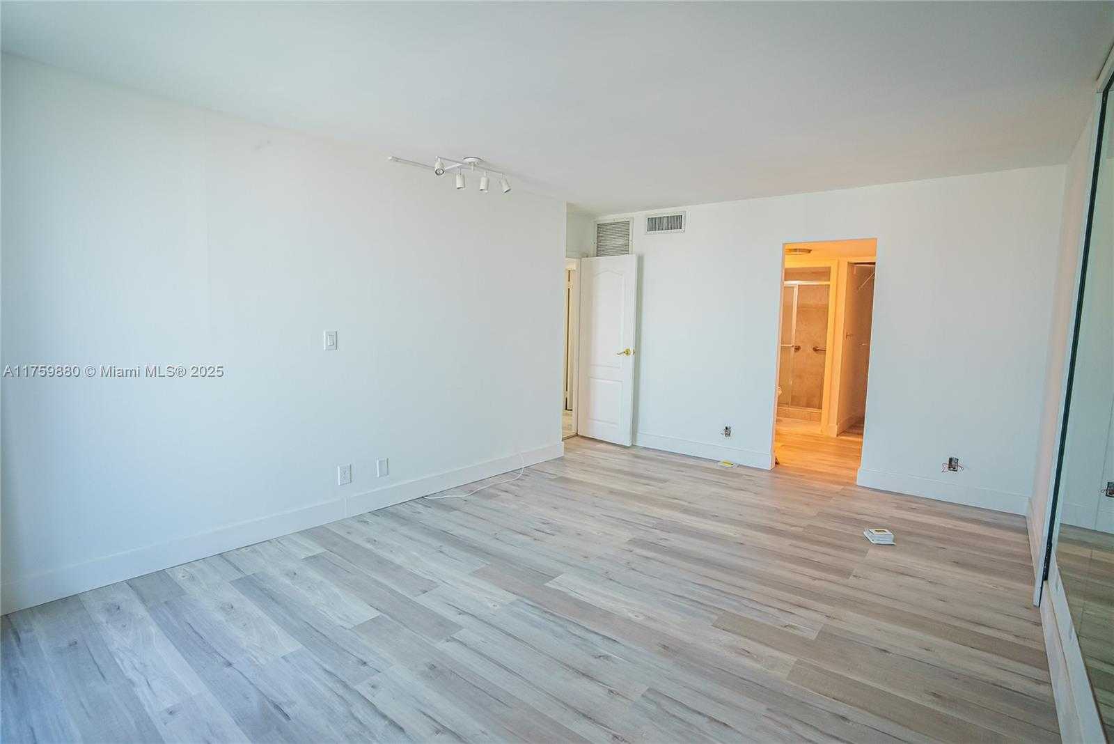 Small Image of 100 BAYVIEW DR #2028, Sunny Isles Beach Number 18
