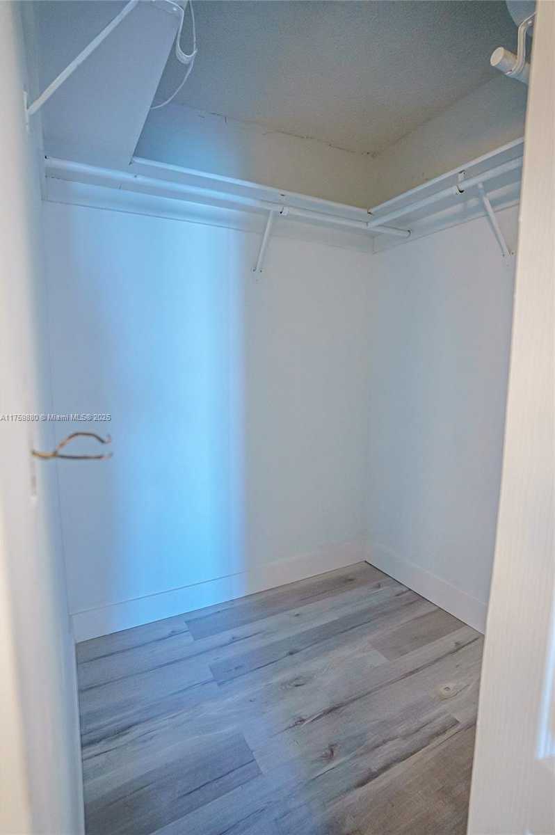 Small Image of 100 BAYVIEW DR #2028, Sunny Isles Beach Number 23