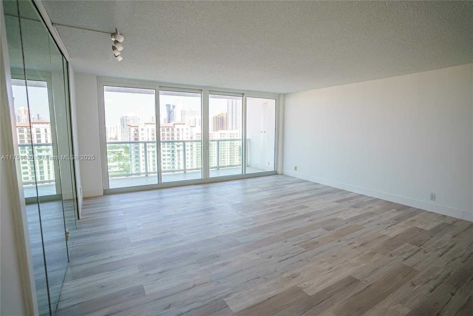 Small Image of 100 BAYVIEW DR #2028, Sunny Isles Beach Number 5