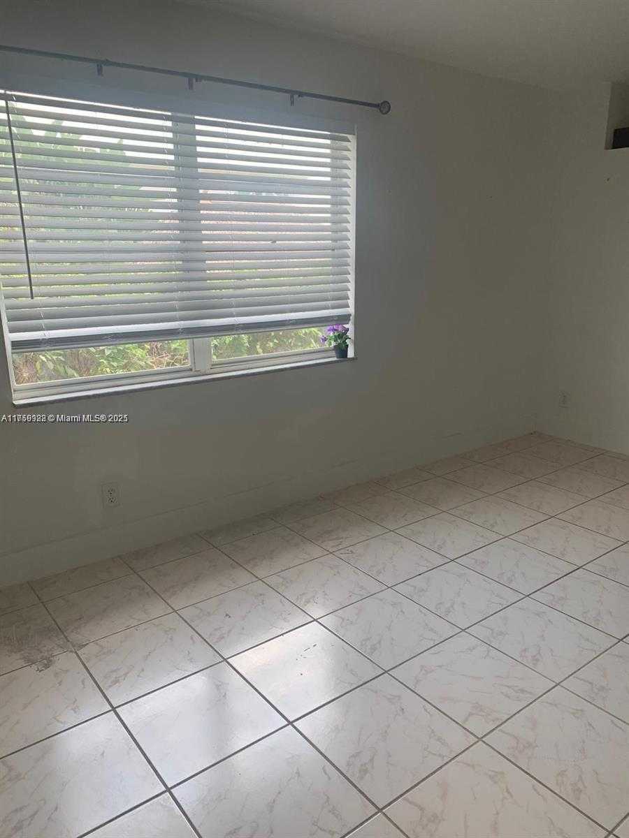Small Image of 4011 Meridian Ave, Miami Beach, FL 33140, USA Number 10