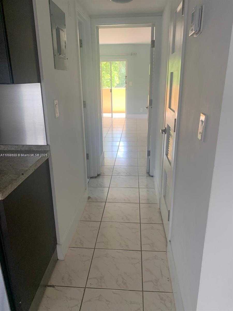 Small Image of 4011 Meridian Ave, Miami Beach, FL 33140, USA Number 12