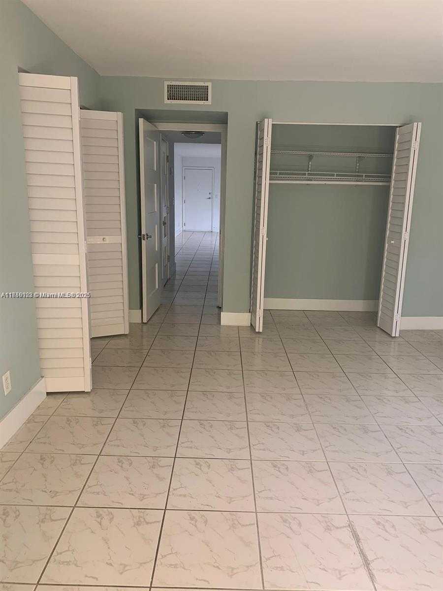 Small Image of 4011 Meridian Ave, Miami Beach, FL 33140, USA Number 5