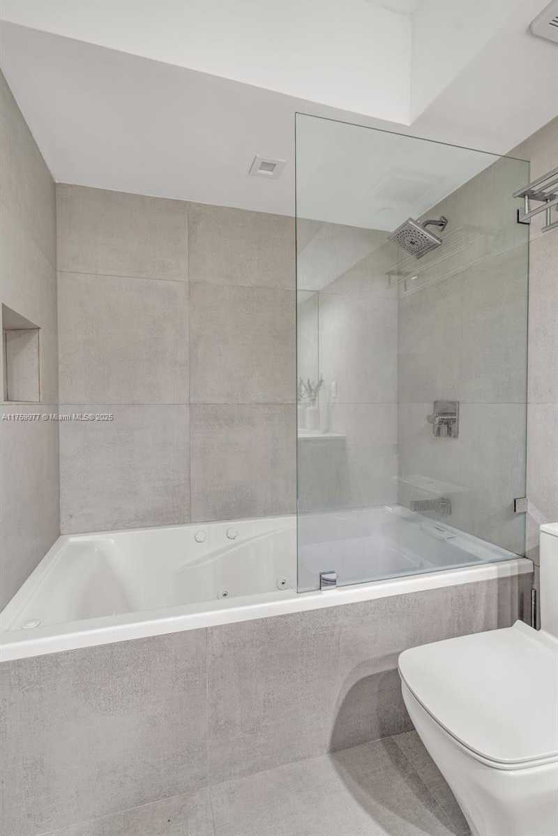 Small Image of 5900 COLLINS AVE #705, Miami Beach Number 24