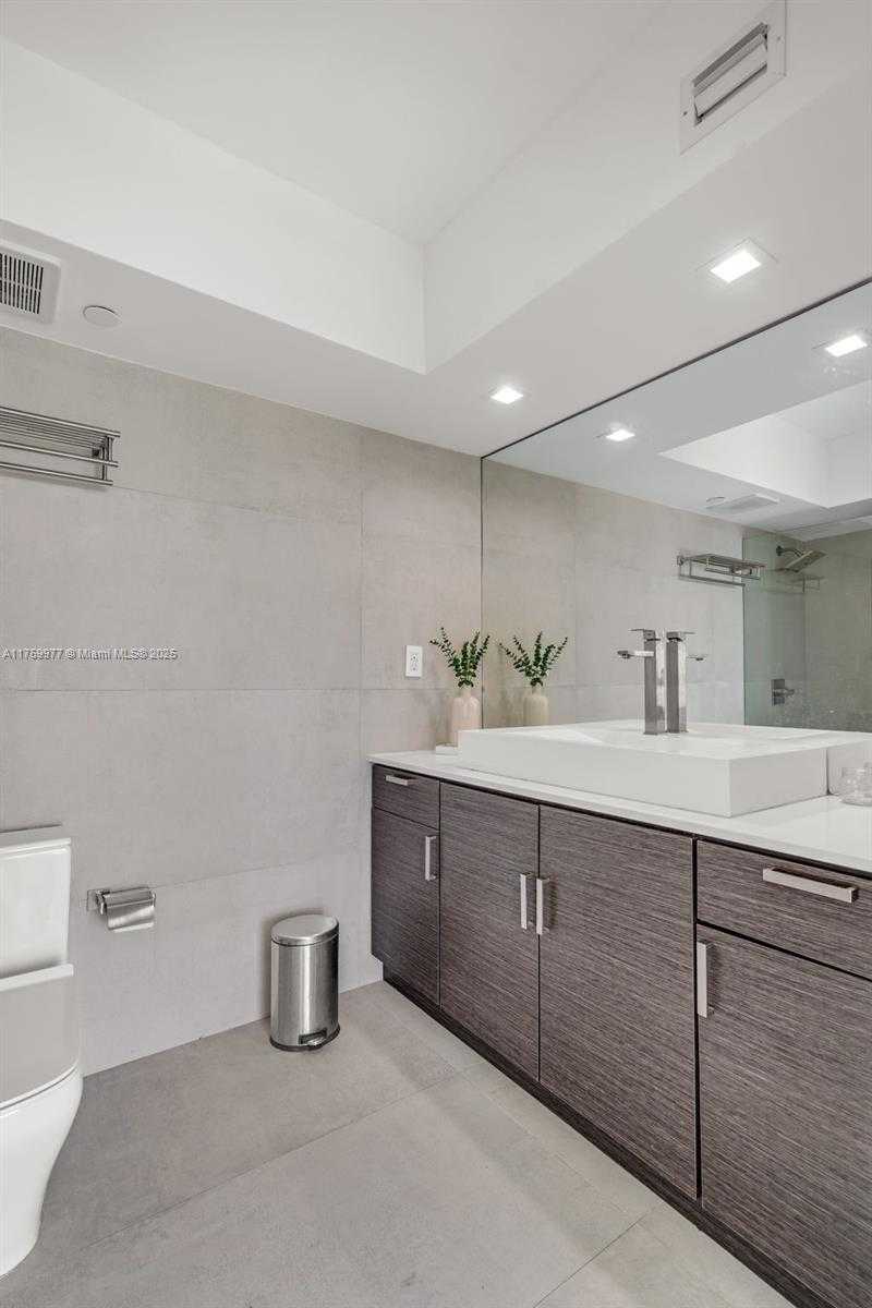 Small Image of 5900 COLLINS AVE #705, Miami Beach Number 25