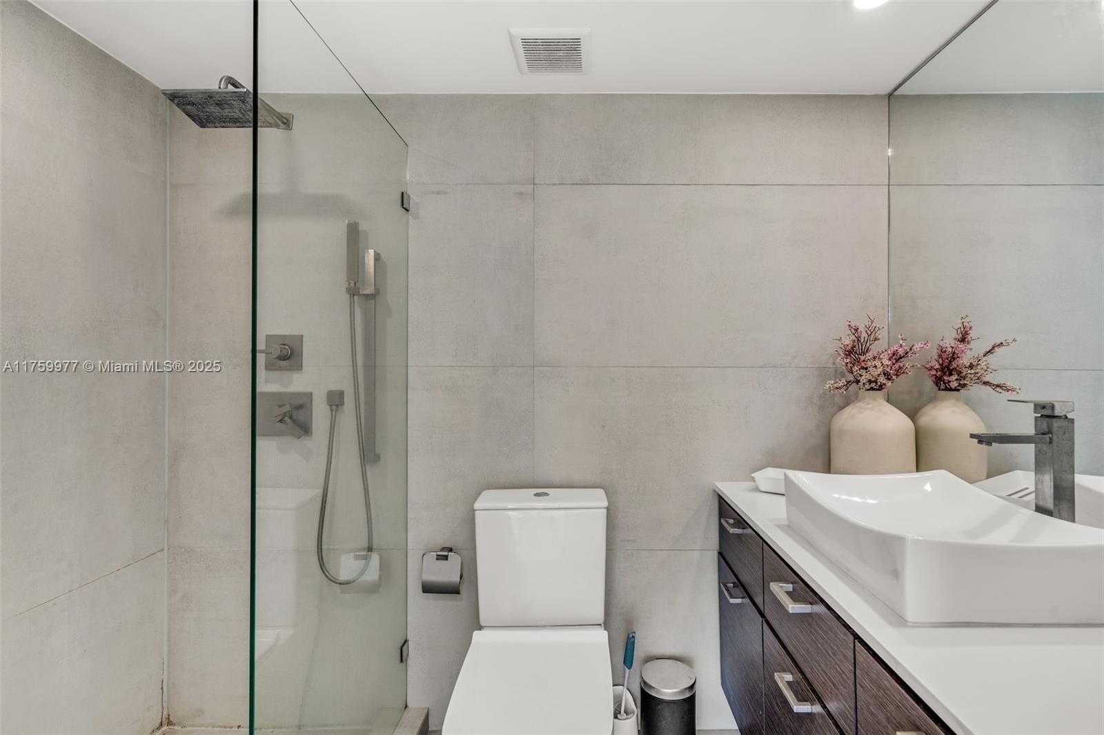 Small Image of 5900 COLLINS AVE #705, Miami Beach Number 27
