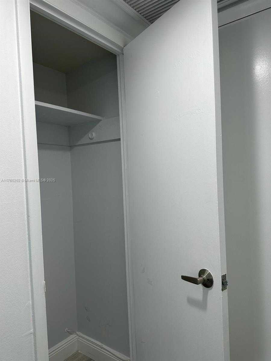 Small Image of 5555 COLLINS AVE #3A, Miami Beach Number 14