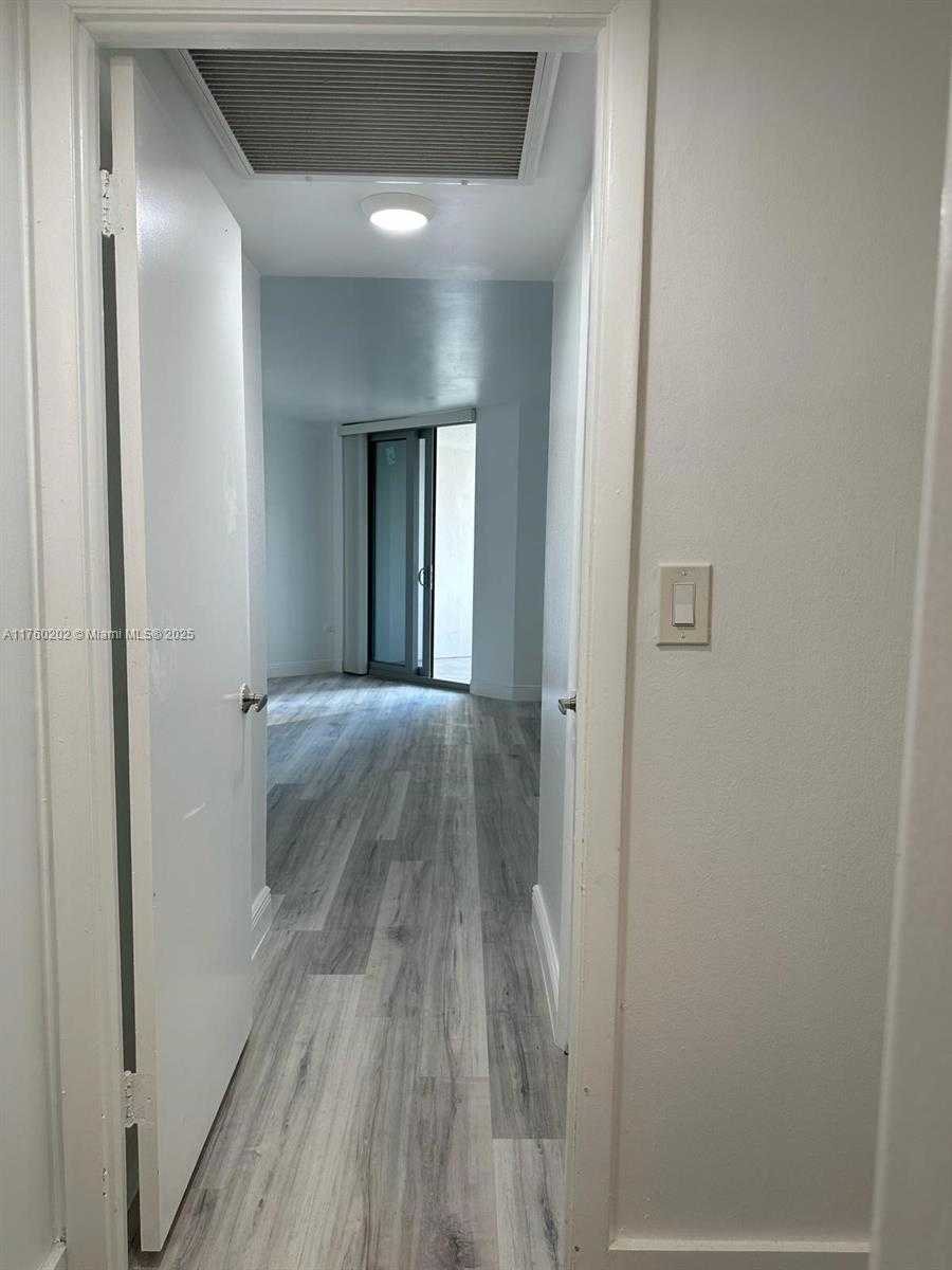 Small Image of 5555 COLLINS AVE #3A, Miami Beach Number 16