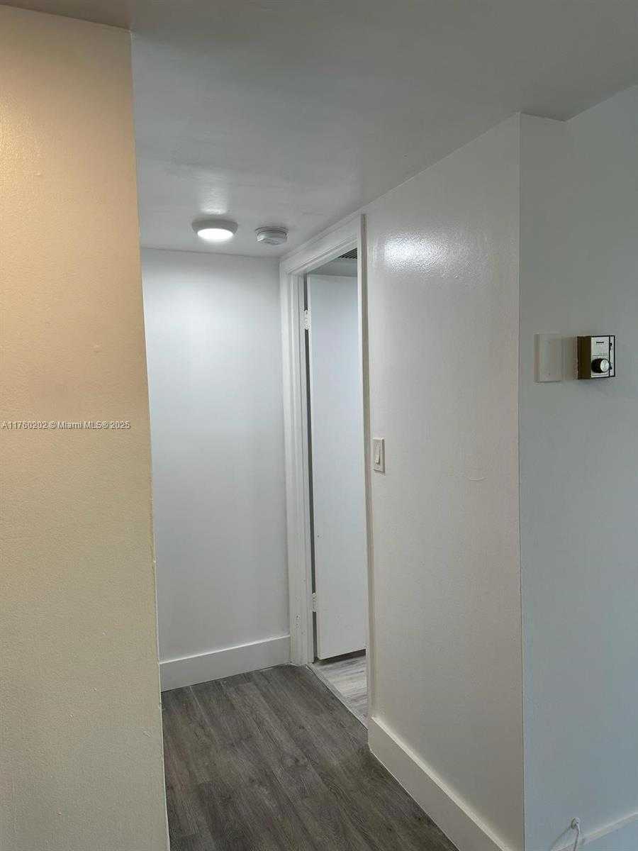 Small Image of 5555 COLLINS AVE #3A, Miami Beach Number 17