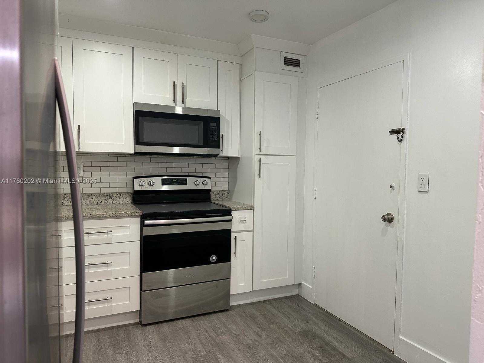 Small Image of 5555 COLLINS AVE #3A, Miami Beach Number 19