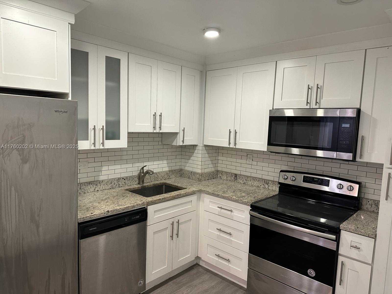 Small Image of 5555 COLLINS AVE #3A, Miami Beach Number 21