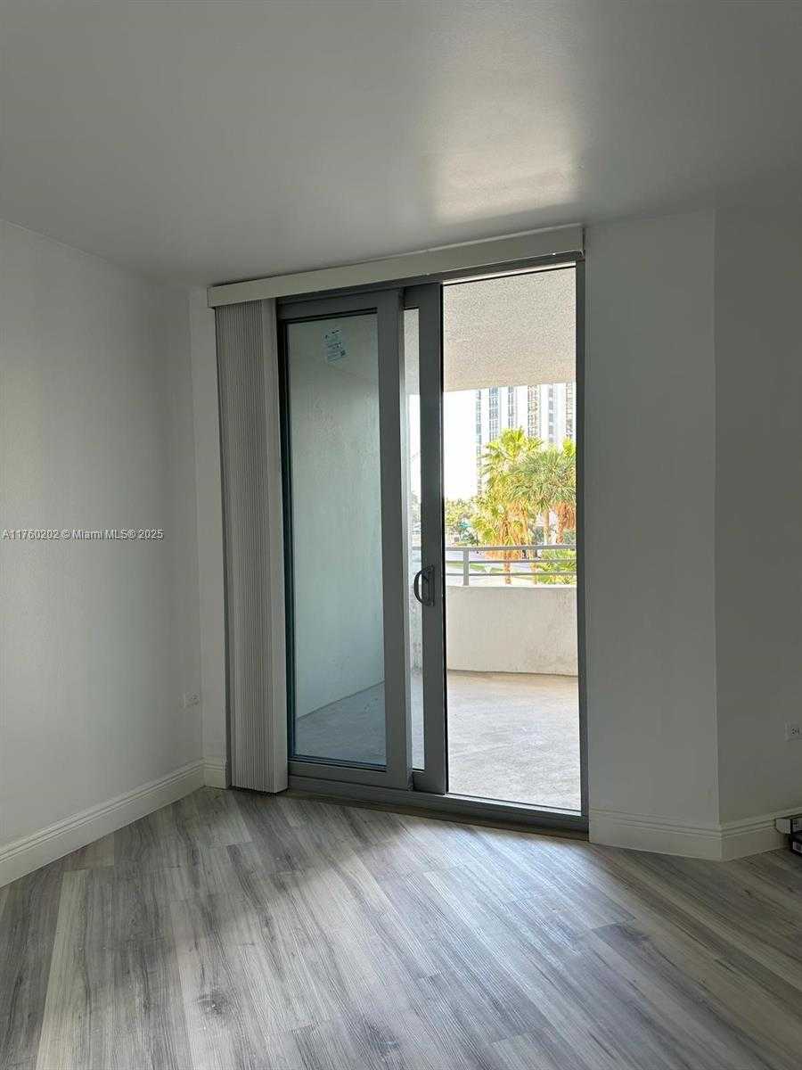 Small Image of 5555 COLLINS AVE #3A, Miami Beach Number 24
