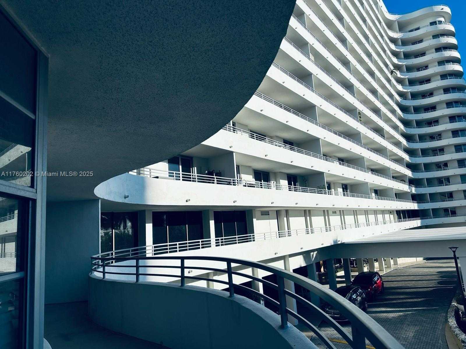 Small Image of 5555 COLLINS AVE #3A, Miami Beach Number 4