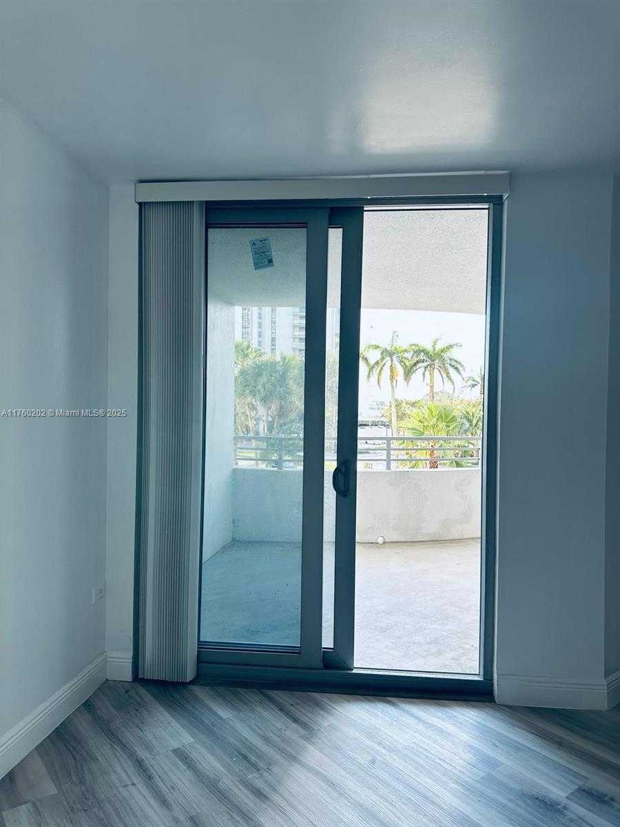 Small Image of 5555 COLLINS AVE #3A, Miami Beach Number 8