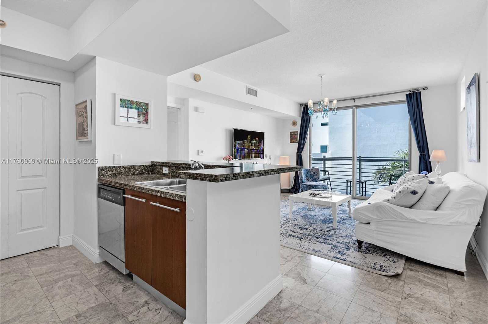 Small Image of 110 WASHINGTON AVE #1712, Miami Beach Number 3