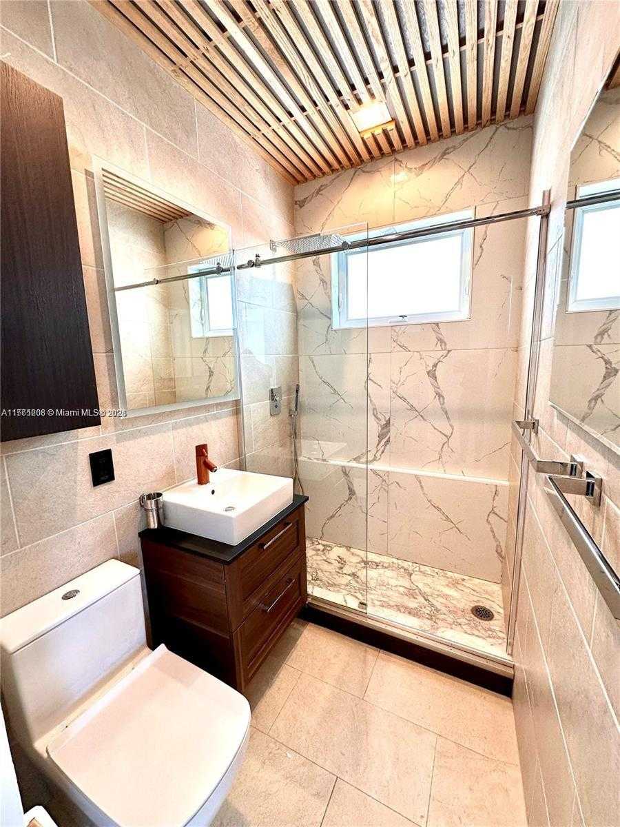 Small Image of 4710 PINE TREE DR #49, Miami Beach Number 12