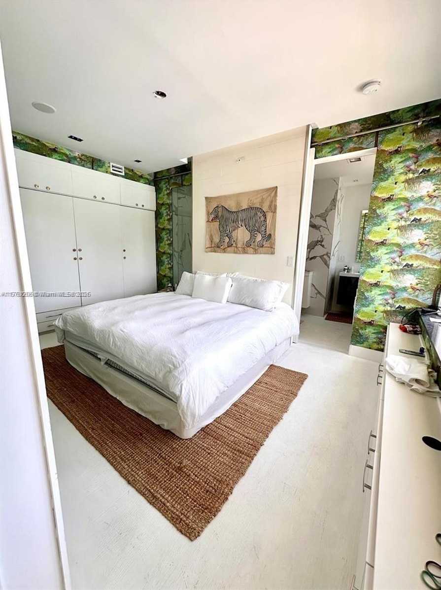 Small Image of 4710 PINE TREE DR #49, Miami Beach Number 16