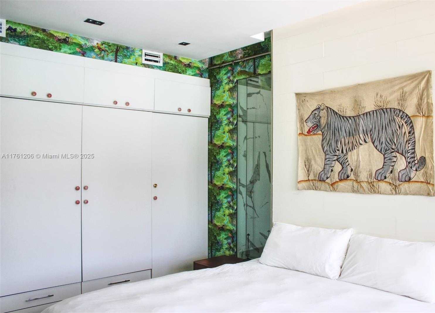 Small Image of 4710 PINE TREE DR #49, Miami Beach Number 17