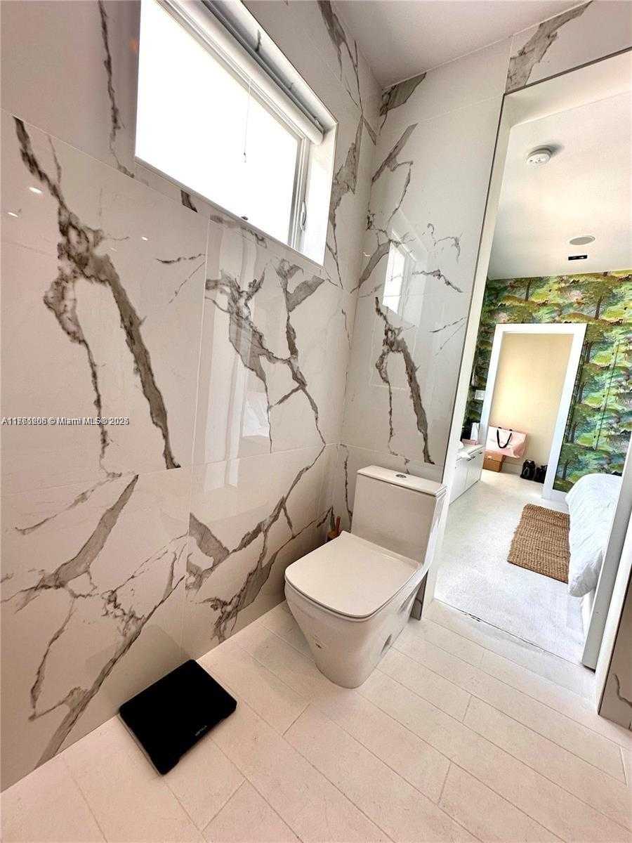 Small Image of 4710 PINE TREE DR #49, Miami Beach Number 20