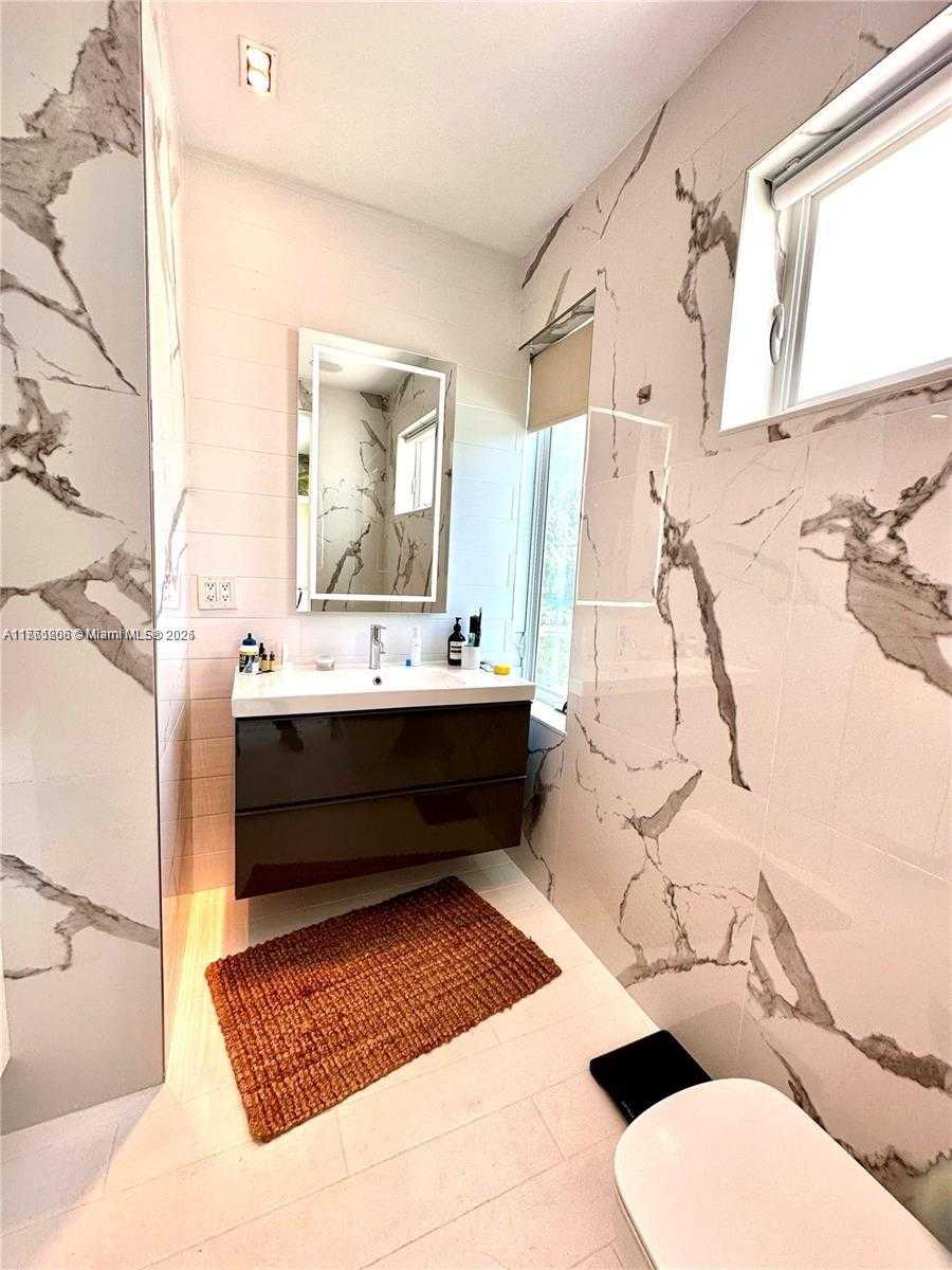 Small Image of 4710 PINE TREE DR #49, Miami Beach Number 21