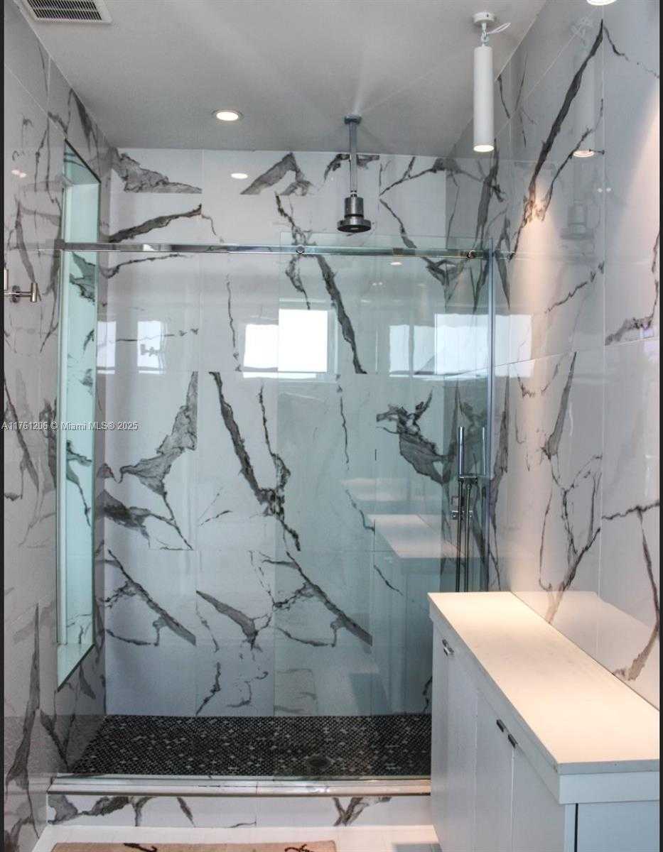 Small Image of 4710 PINE TREE DR #49, Miami Beach Number 22