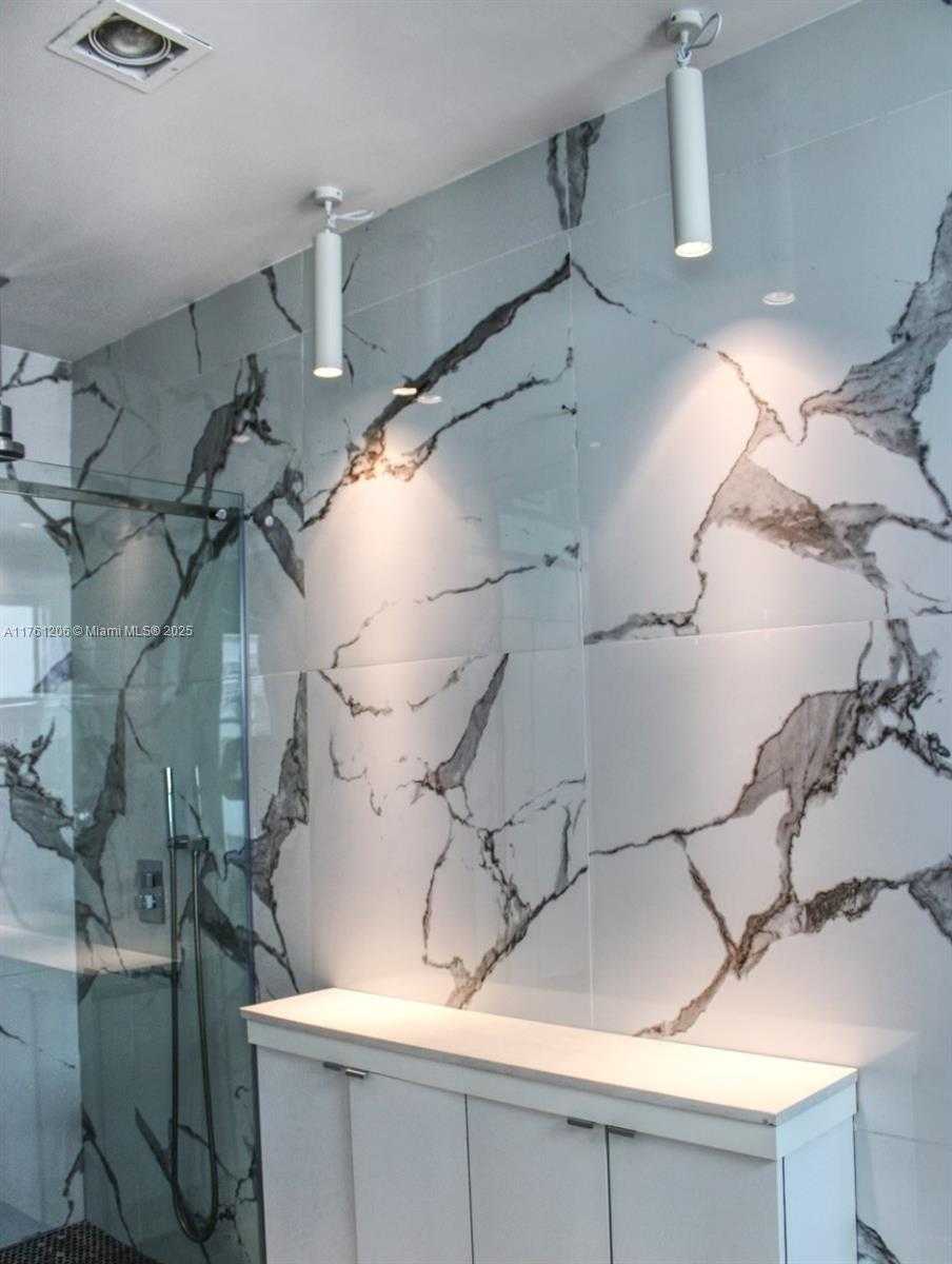 Small Image of 4710 PINE TREE DR #49, Miami Beach Number 23