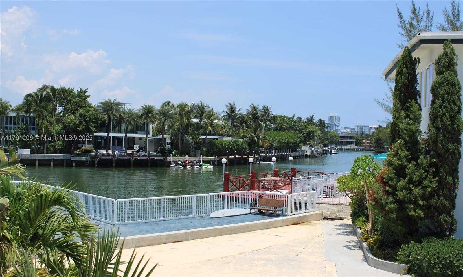 Small Image of 4710 PINE TREE DR #49, Miami Beach Number 27