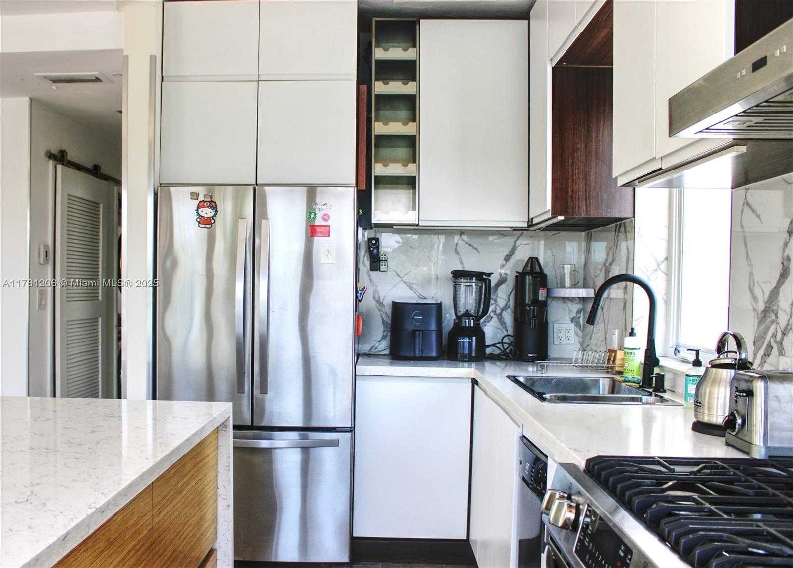 Small Image of 4710 PINE TREE DR #49, Miami Beach Number 8